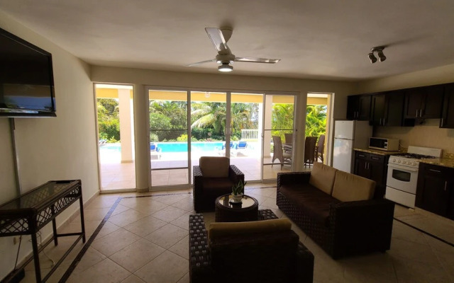 Villa Hermosa a Spacious Villa Close to Downtown