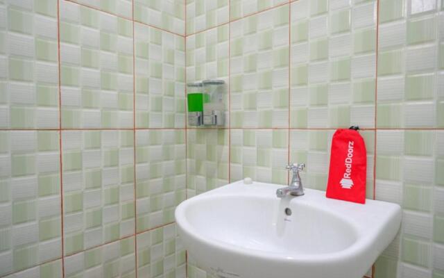 RedDoorz near Taman Makam Pahlawan Tatura