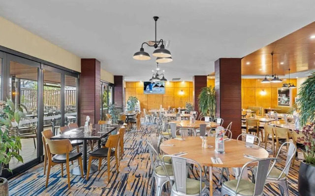Morayfield Tavern & Motel