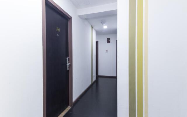 OYO 228 Basic Hotel