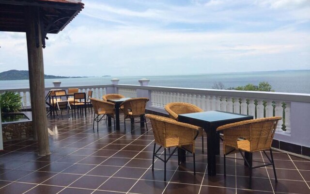 Ocean Breeze Hotel and Sky Bar