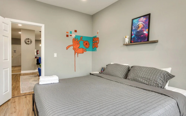 Convenient Elizabeth Apartment w/ Private Balcony!