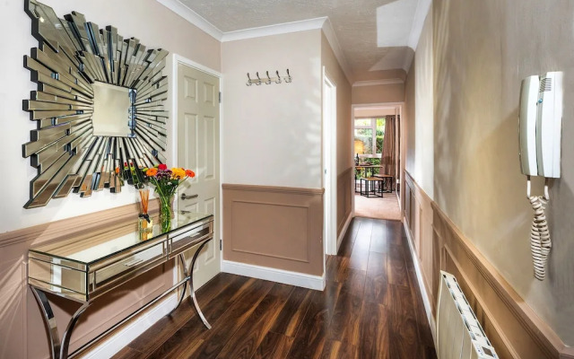 Stunning 2-bed Apartment in Windsor - Free Parking