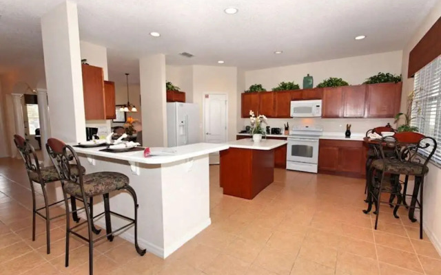 5 BR Home Kitchen Sleeps 10