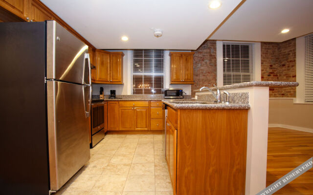 Hosteeva French Quarter Luxury Condo