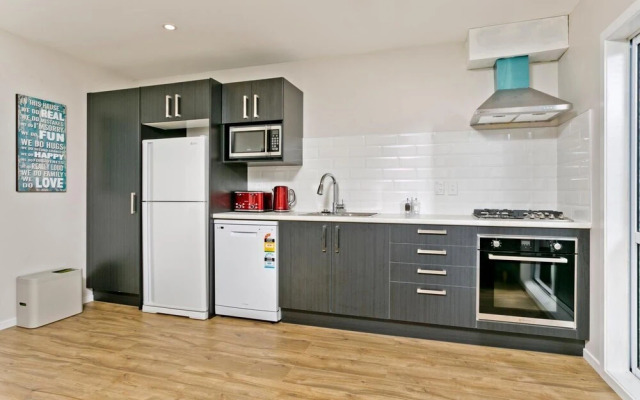 Takapuna Modern Guest house near beach