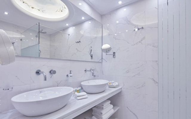 AVA Hotel & Suites