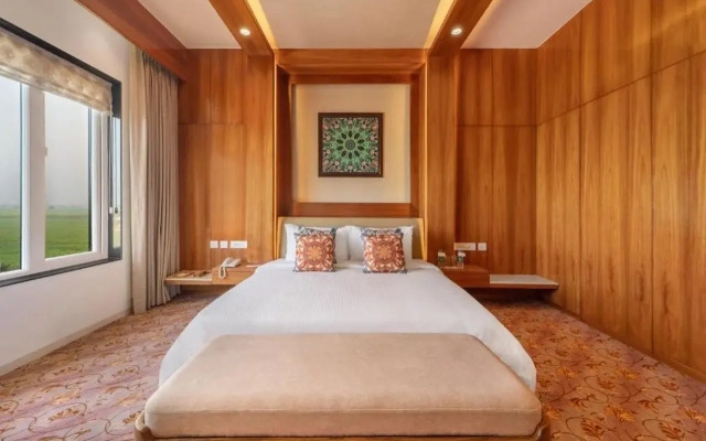 Shyama Sarovar Portico