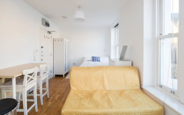 Bright Ensuite Studio Apartment in West Kensington