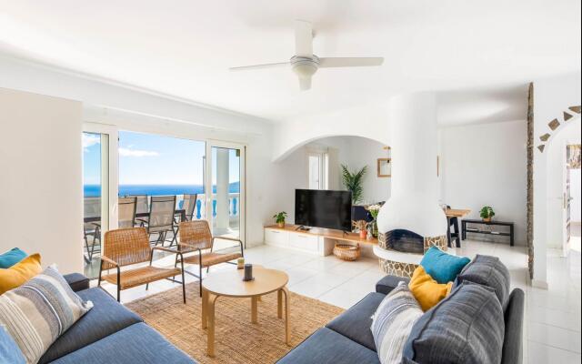 Family villa with private pool and ocean view