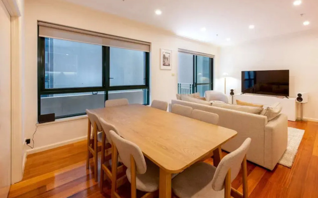 Spacious 3-bed Unit in Melbourne CBD w/ Pool & Gym