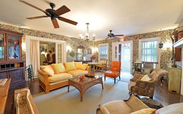 Village Latch Inn Hotel