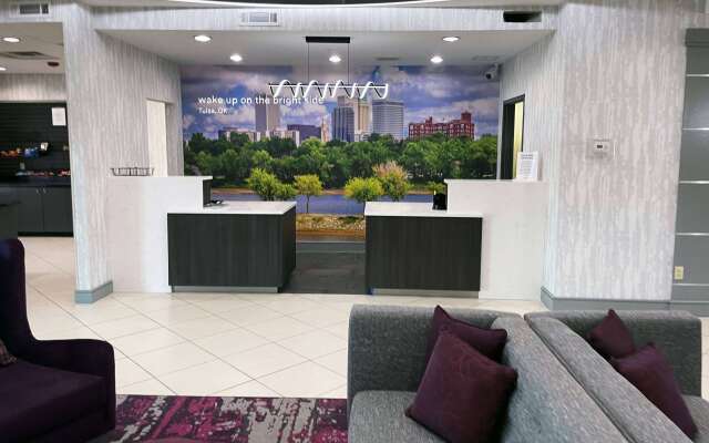 La Quinta Inn & Suites by Wyndham Tulsa Midtown Hotel