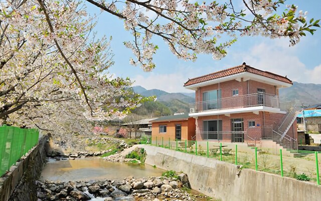 Yeongju Pusoksa Maple Road Pension
