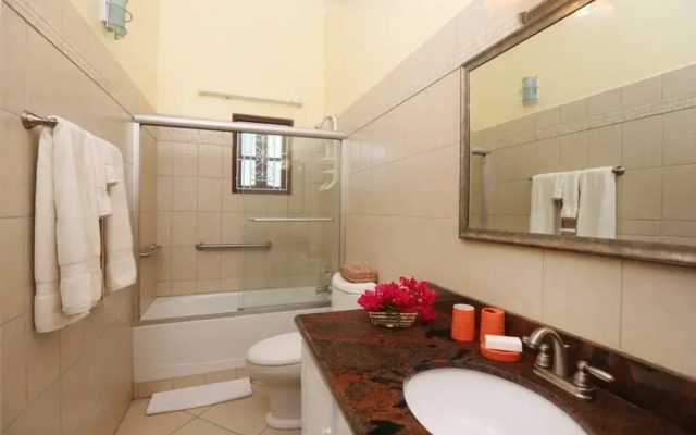 Bella Vista 3 Bedroom Home by RedAwning