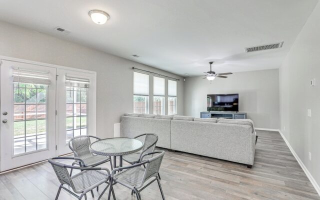 Pet-friendly Ladson Home: 23 Mi to Charleston!