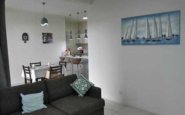 Cosy Two Bedroom Apartment With Pool and Parking