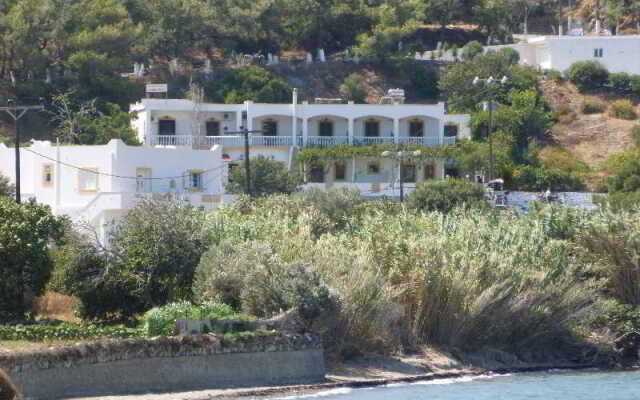Akrogiali Rooms & Studios