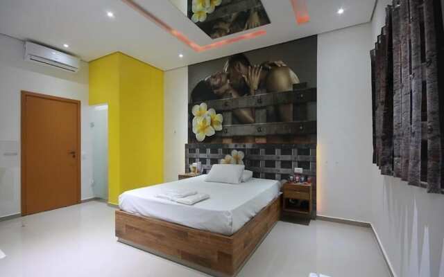 Liverpool Hotel & Motel