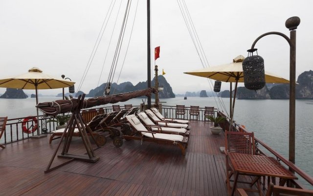 Heritage Line Violet Cruise-Ha Long Bay and Lan Ha