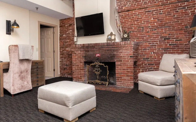 Garrison Inn Boutique Hotel