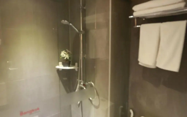 Collection O The Bangkok Airport Link Suite