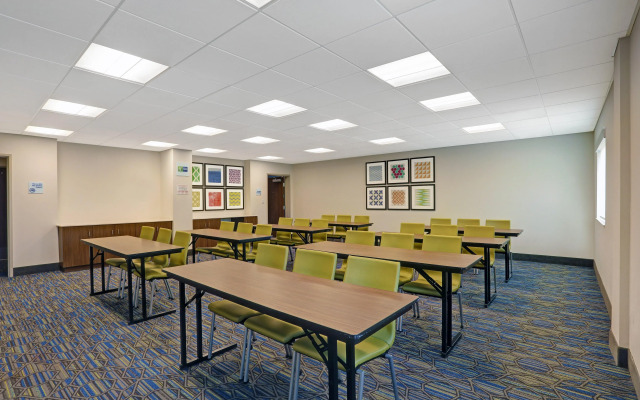 Holiday Inn Express & Suites Lenexa - Overland Park Area by IHG