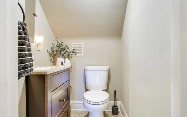 Walk to Beach + Lake Nokomis: Minneapolis Home!