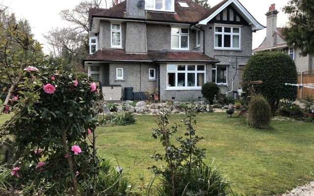 Immaculate 4-bed Apartment in Bournemouth & spa