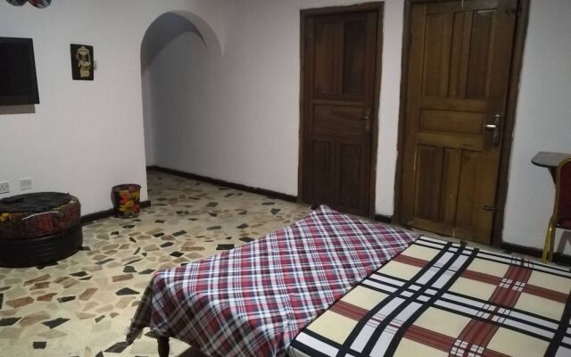 Room in House - Unrivaled Comfort at Val's Residence With King-sized bed