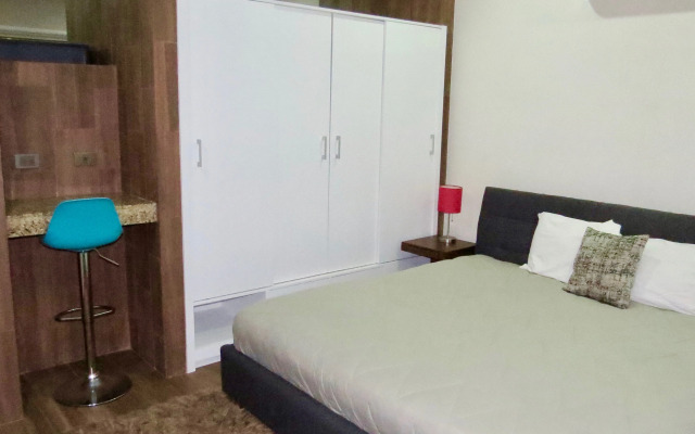 Palmarena Rooms and Residences - Long Stay Comfort with Parking, Sauna, Gym and Pool (Steps from 5th Avenue)