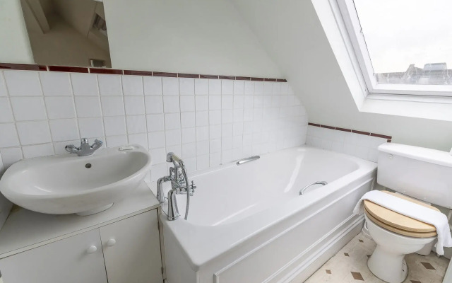 JOIVY Charming 3 bed house with a rooftop terrace