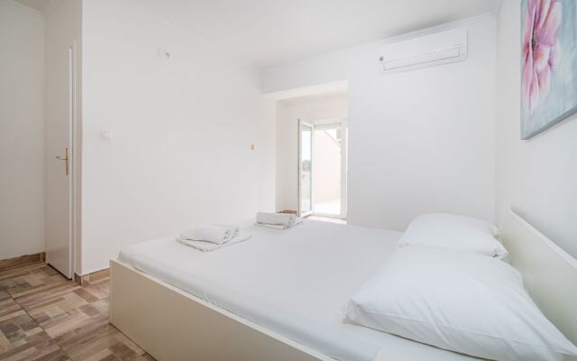 Studio Apartments Near Center 3