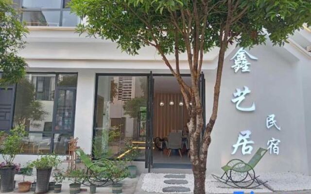 Xinyiju Guesthouse (Dongmen Gate of Libo Daxiaoqikong Scenic Spot)