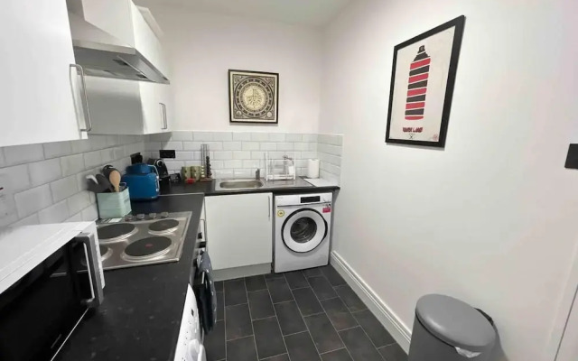 London Flat Next to Central Line Tube Station