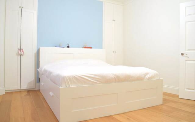 2 Bedroom Victorian Flat in Zone 1 Sleeps 4