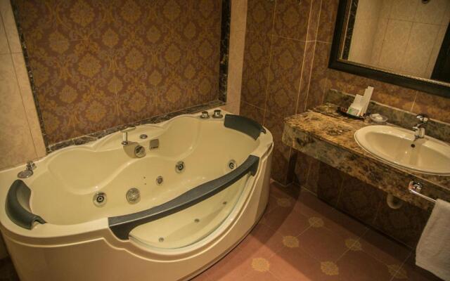 Queen's Suite Hotel