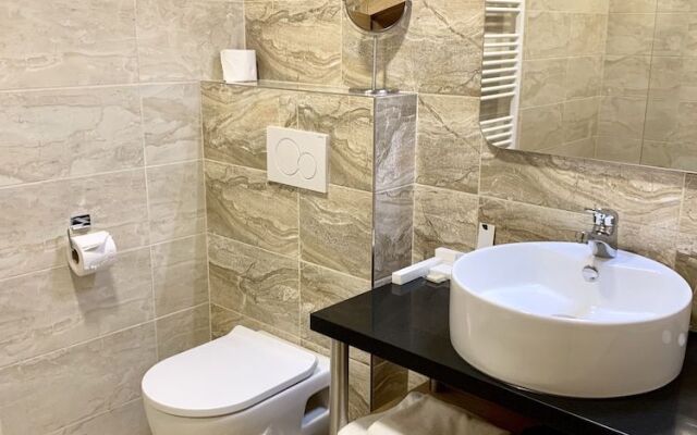 AZZA Hotel & Restaurant