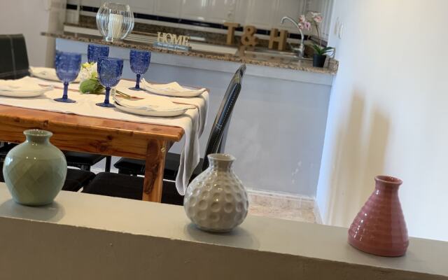 T&H Aventura Park Family Apartment