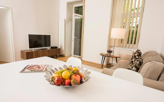 Garden Lounge Satzberg by ichbucheAT