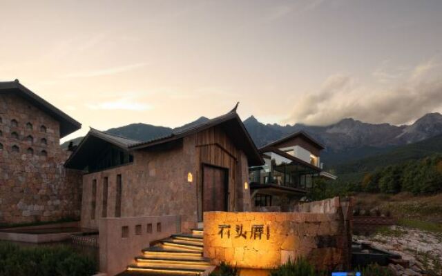 Lijiang Snow Mountain stone house