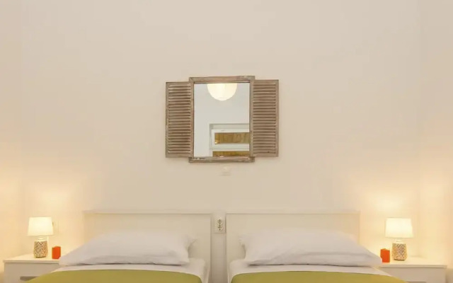 Studio Leon-Sara with shaded patio and garden view