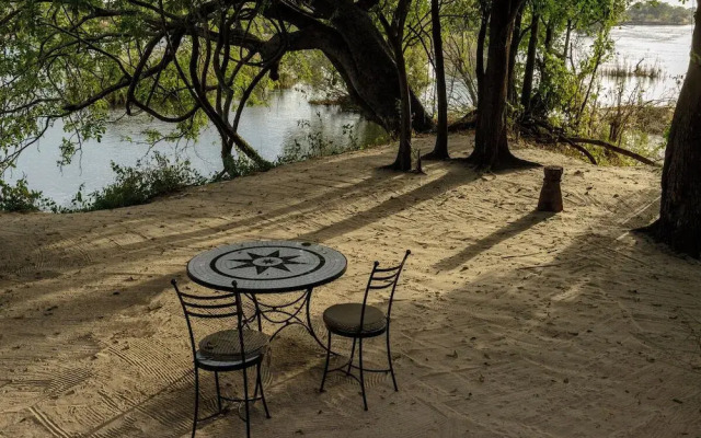 Sindabezi Island Camp