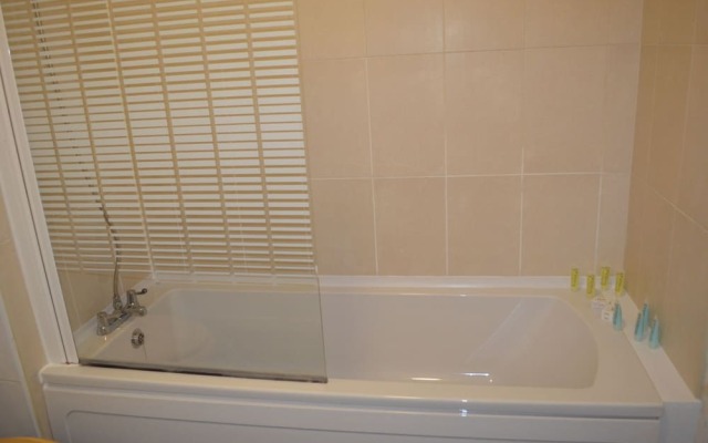 MetroStays - Riverside Apartment