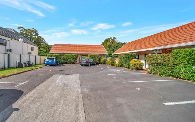 Tudor Court Motor Lodge