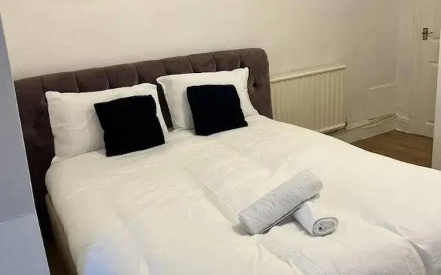 Leicester Aprt-sleeps3-db-tv-wifi