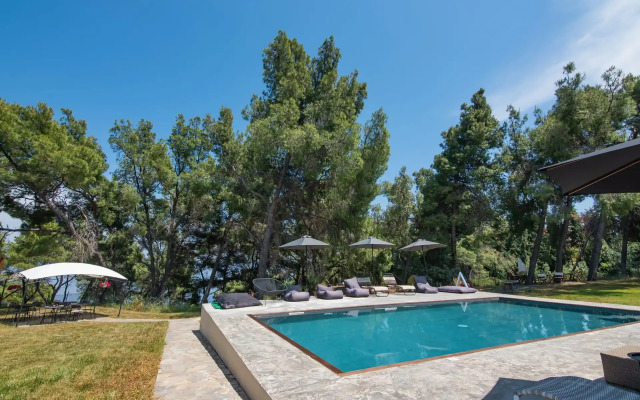 Pefkon Suites