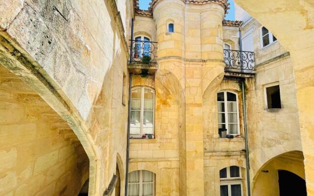 T4 apartment in the heart of old Bordeaux close to all amenities