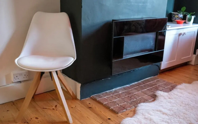Stylish 2BD with Private Garden & Sauna