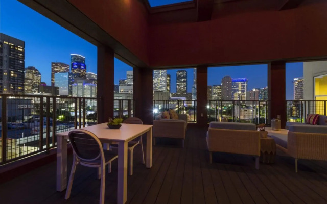 Modern 2BR Apartment Downtown Location